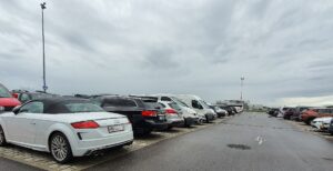 Blick auf die Reihen des Parkplatzes der Leben & Tod in Freiburg